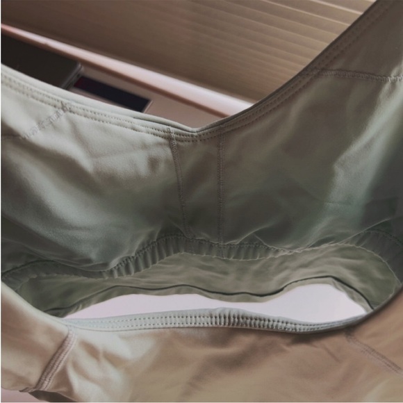 Amazon women’s cropped green tank top small with build in bra for workouts - Picture 7 of 8